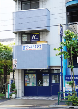 ダンススタジオKスタ:駅出口正面♪
アクセスも良く、便利に使えます。