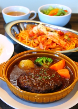 CAFE GARAGE(カフェ・ガレージ):シェフこだわりの料理の数々をお楽しみください。