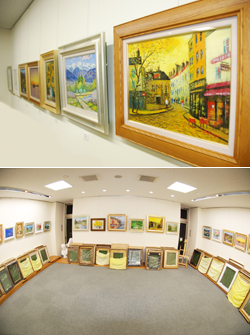 （有）米原画材：２階のギャラリーにはたくさんの絵画と額縁が展示されてます。