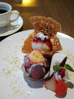 Cafe Restaurant Comodo：ケーキセット
（ケーキ2コ＋ドリンク付）