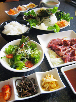 KOREAN KITCHEN KACHI(コリアン キッチン カチ):(上)ピビンパランチ 880円
(下)韓定食 1,000円