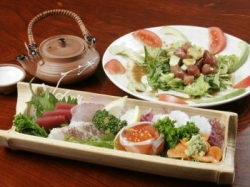赤ひげ 本店:新鮮魚介料理 「お造り盛り合せ」と「マグロとアボガドのサラダ」