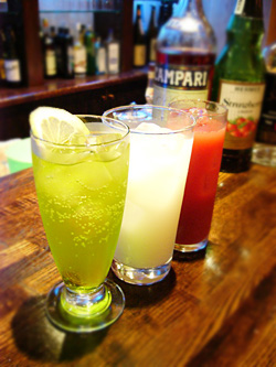 洋風居酒屋　CHAKA：お好みのカクテルをつくります☆