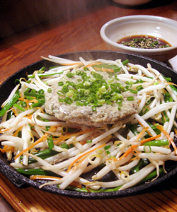 くいものや祭菜：ビールによく合う♪アツアツの鉄板餃子です！