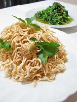 中華居酒屋　猿八（さるはち）：エスニック青菜炒めと名物上海豆腐
食べたことがない方はぜひ！