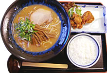 ○○まりも：お好みの麺類＋小ライス＋唐揚（2個）800円