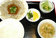 ○○まりも：ミンチもやし＋中ライス＋サラダ＋小スープ 550円