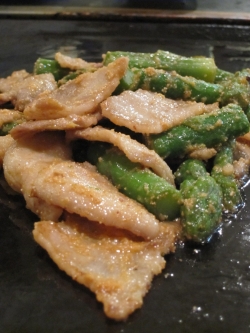 お好み焼き との川：豚バラと季節野菜の明太焼き
