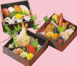 すし幸　港町本店：野立三段重（すし）　2940円　お吸い物付きです