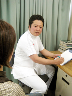 高田カイロプラクティックオフィス:皆様一人一人のお話をお聞きします。
説明もわかりやすいように心がけています。