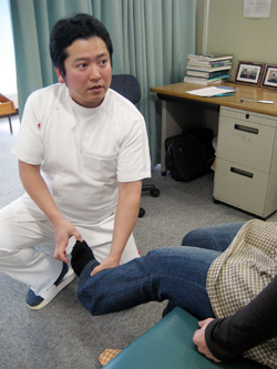 高田カイロプラクティックオフィス:施術の前には毎回検査をします。