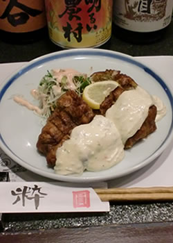 もつ鍋　焼鳥　居酒屋　圓（えん）：これが噂のチキン南蛮 580円
一度食べたらやみつきに！