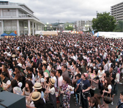 社団法人　松江青年会議所：だんだんまつりステージイベントの賑わい