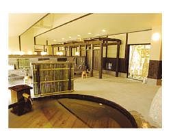 縄文天然温泉 志楽の湯:120年の歴史を語る味噌樽風呂。
その風合いに包まれゆったりと