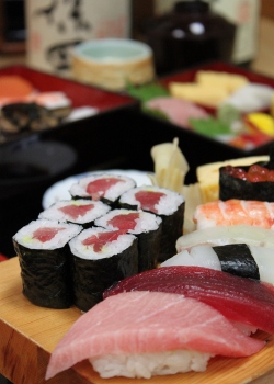 佐和鮨：天然マグロとトロの赤みが入った
にぎり（松）がオススメです！