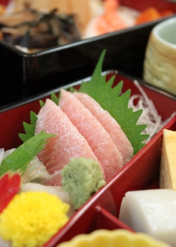 佐和鮨：特上ちらしを華やかに彩る新鮮な刺身。
主役はやっぱり天然マグロ