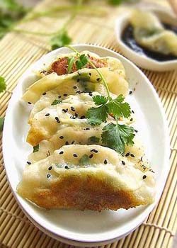 大清花餃子（ダー チン ファ ジャオ ズー）：【焼き餃子】外はパリッ！　中はとろ～り。これが大清花の自慢です