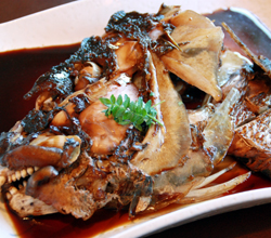 和風創作　池田屋：大鯛カマ煮付け　900円
甘辛の秘伝のタレが食欲をそそります