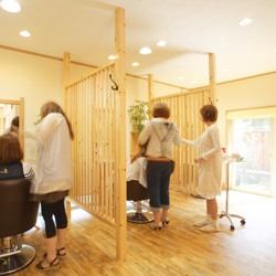 healing hair les soeurs ange （ヒーリングヘア　レスールアンジェ）：木を多く使ったナチュラルな雰囲気の店内