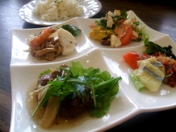 カフェ・ド・ラフィネ：ラフィネランチ　1000円
パンorライス　ドリンク・スウィーツ付