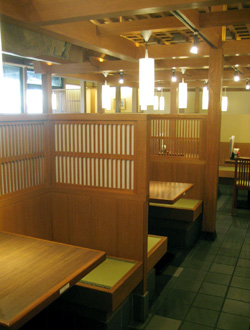 手造りうどん　たまき　松江店：個室感覚のテーブル席です