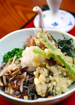鶴華　波積屋：揚げたての天ぷらとお蕎麦の
相性は抜群です