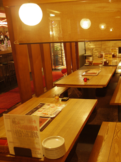 it's Bar＆Grill　（イッツバーアンドグリル）：少人数から団体のお客様まで
楽しめるテーブル席（貸切もOK）