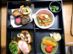 デイサービスセンター虹の家：行事の食事は松花堂弁当に。