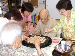 デイサービスセンター虹の家：みんなで楽しくクッキング♪
たこやきパーティーはおなじみです。