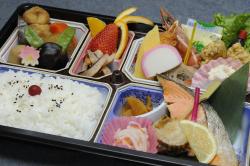 仕出し弁当のマルハマ：おいしいお弁当で、
午後の会議も盛り上がります。