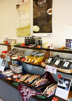 出雲のそばおやき専門店　絆屋：お土産コーナーもございます。