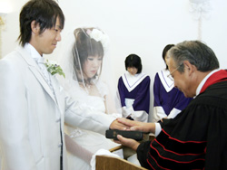 Marriage MINEL（マリアージュ　ミネル）：牧師さんと聖歌隊で厳かに・・・