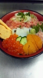 ５色丼  1000 円　脂ののったネギトロがたっぷりのった堪能出来る丼です。暑い時はやっぱり刺身が一番!