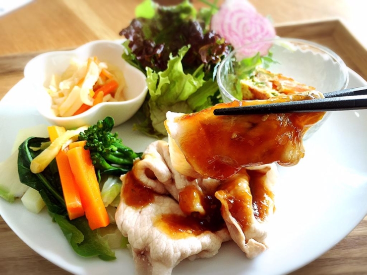 本日のベジランチ<br>ゆで豚と温野菜の生姜甘みぞれソースかけ、お野菜玉子焼き、切り干し大根煮物、生サラダ、味噌汁、藤原さんちのお米ご飯 <br>540円(税込)