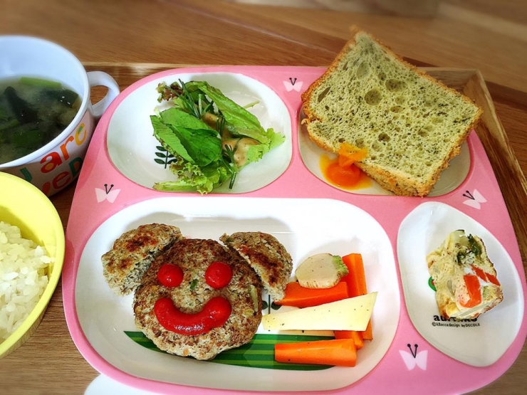 キッズプレート:お野菜たっぷりくまバーグ、農園サラダ、お味噌汁、ごはん、シフォンケーキ<br>(味噌汁を野菜スープに変更有+270円税込) 540円(税込)