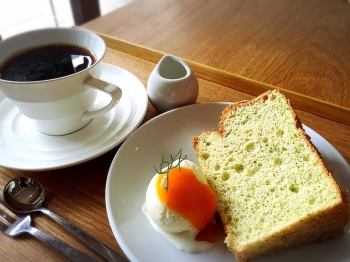 お野菜酵素のシフォンケーキ アイス添え ひのきコーヒーセット 735円(税込)<br>